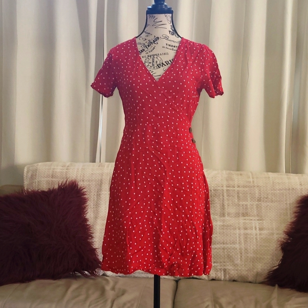🌷2/$15 Woman’s adorable wrap dress. Size medium.